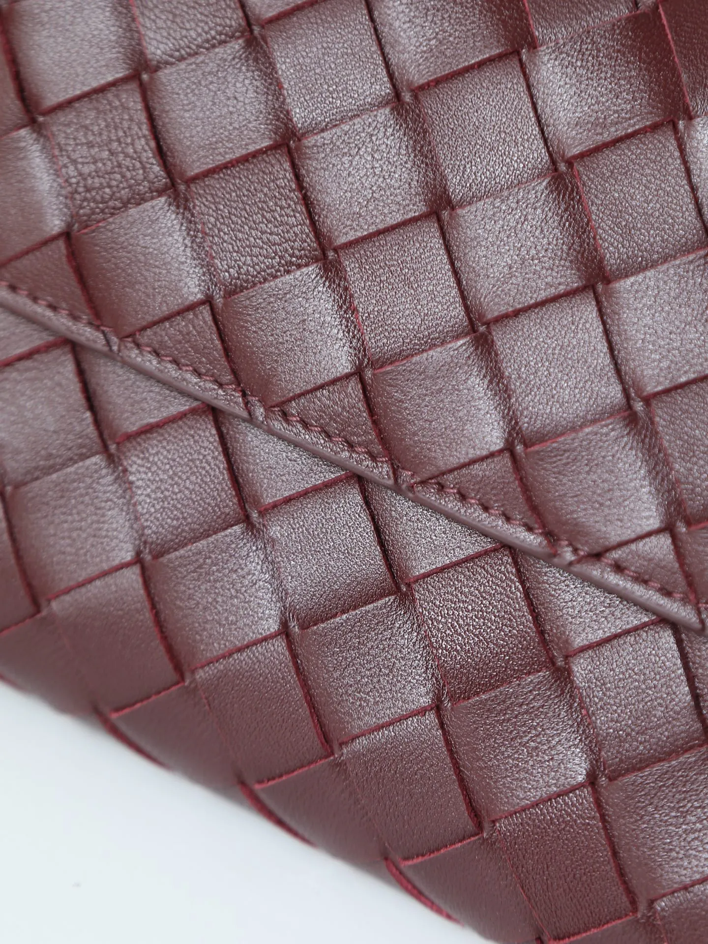 Batch 1540. The BV Andiamo evening handbag has been heavily cultivated again~ The designer aesthetics of the era of economic downturn are back. You fall in love with it at first sight and can't put it down. It's so beautiful. It's full of aura. The shape and texture are very competitive. It's lightweight and has sufficient capacity. It's a must-have for fashionistas. It's suitable for many occasions, minimalist, high-end and light luxury. Style number: 741511 Size: 31*13*3cm
